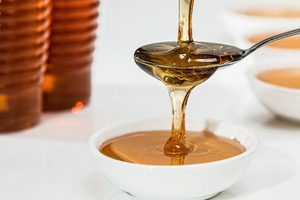 Диетологи назвали опасное свойство мёда, из-за которого его нельзя добавлять в чай