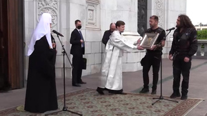 "Ночные волки" подарили патриарху Кириллу икону из черногорского монастыря