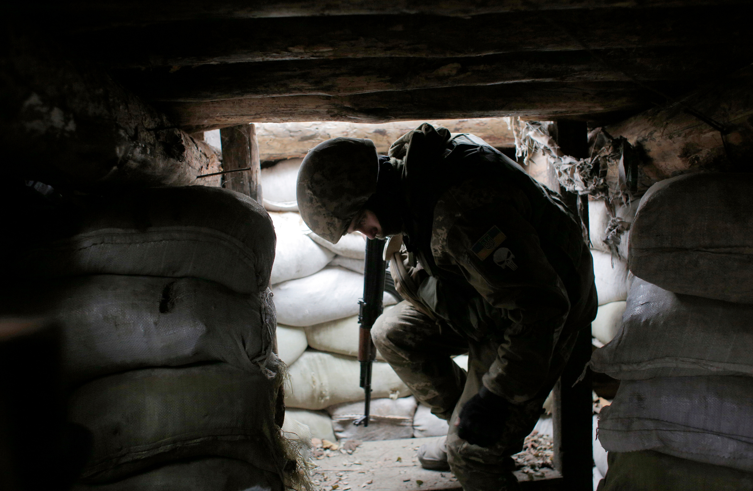 Украинский военнослужащий в блиндаже. Фото © ТАСС / AP Photo / Vitali Komar