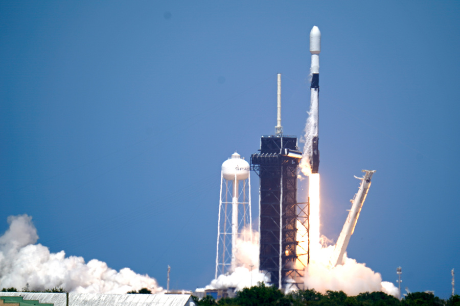 <p>Компания SpaceX осуществила очередной запуск ракеты-носителя Falcon 9 с 60 микроспутниками Starlink. Обложка © ТАСС / АР / John Raoux</p>