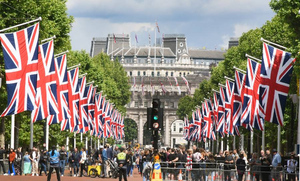 Парады и тысячи вечеринок: Британцы начали широко праздновать 70-летие правления Елизаветы II