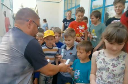 Школьники из ДНР в День защиты детей получили три тонны эскимо из Подмосковья