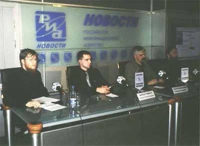Корчинский и Арестович дают пресс-конференцию с евразийцами в Москве. Фото © VK / alecsey5126 