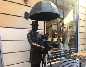 Памятнику петербургскому фотографу вернули зонтик