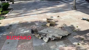 Били с двух сторон: Опубликовано видео последствий удара ВСУ по центру Донецка
