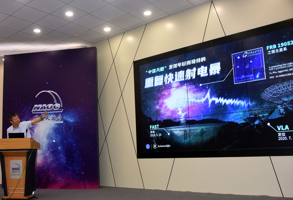 С помощью радиотелескопа FAST международная группа под руководством астрономов Национальной астрономической обсерватории Китайской академии наук обнаружила активный повторяющийся быстрый радиовсплеск под названием FRB 20190520B. Фото © Sun Zifa / China News Service via Getty Images