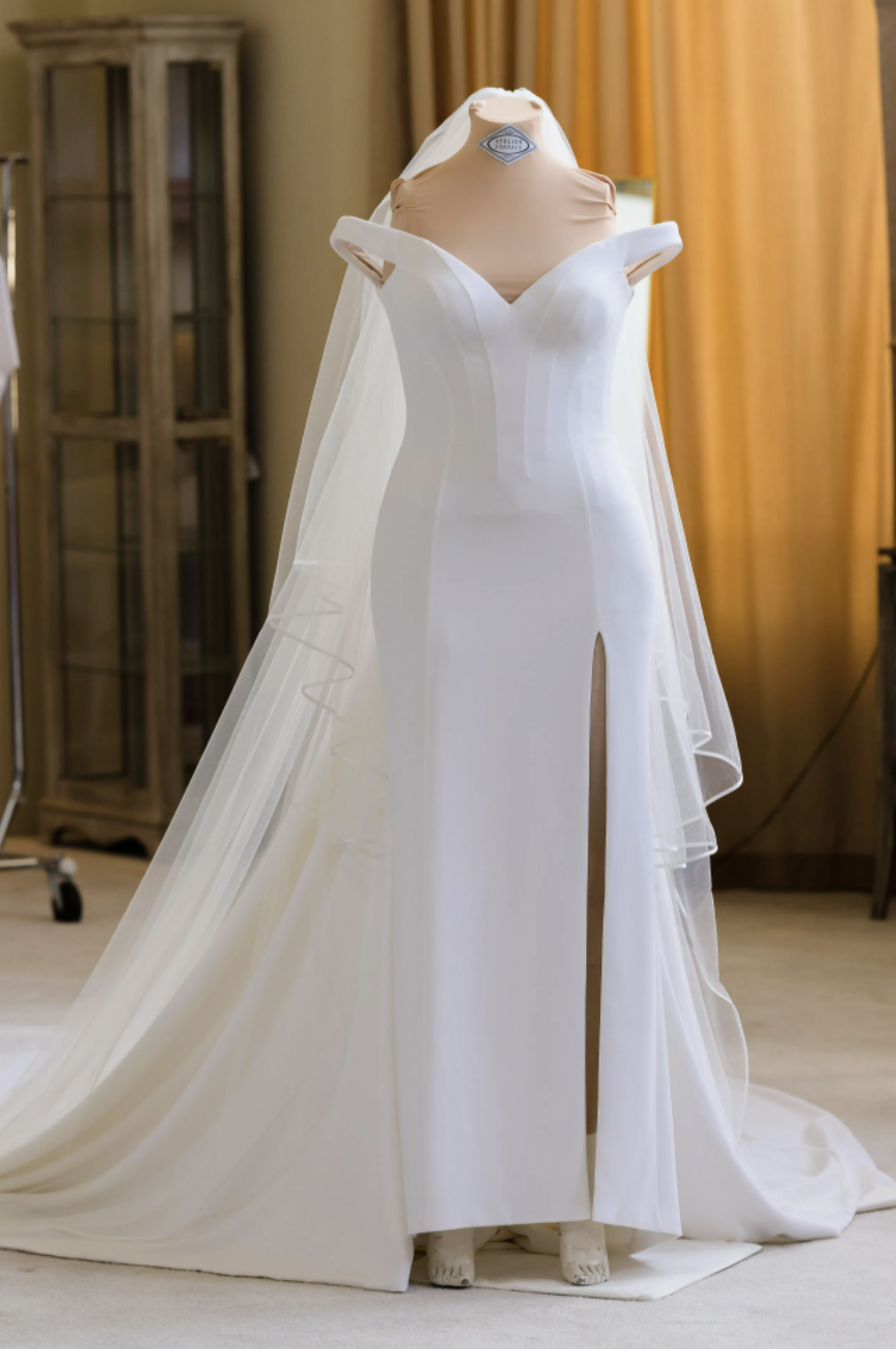 Свадебное платье Бритни Спирс от Versace. Фото © Vogue / Kevin Ostajewski / Shutterstock