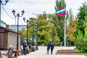 Депутат Бичаев отметил важность и своевременность закупки флагов для российских школ