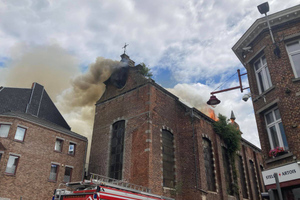Шпиль церкви рухнул на мостовую с людьми во время пожара в Бельгии