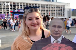 "Мечтаю с ним встретиться": Девушка 8 часов делала картонного Путина и пришла с ним в обнимку на праздничный концерт
