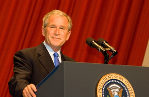 NYT указала на лицемерие США из-за оговорки Буша-младшего, перепутавшего Украину и Ирак