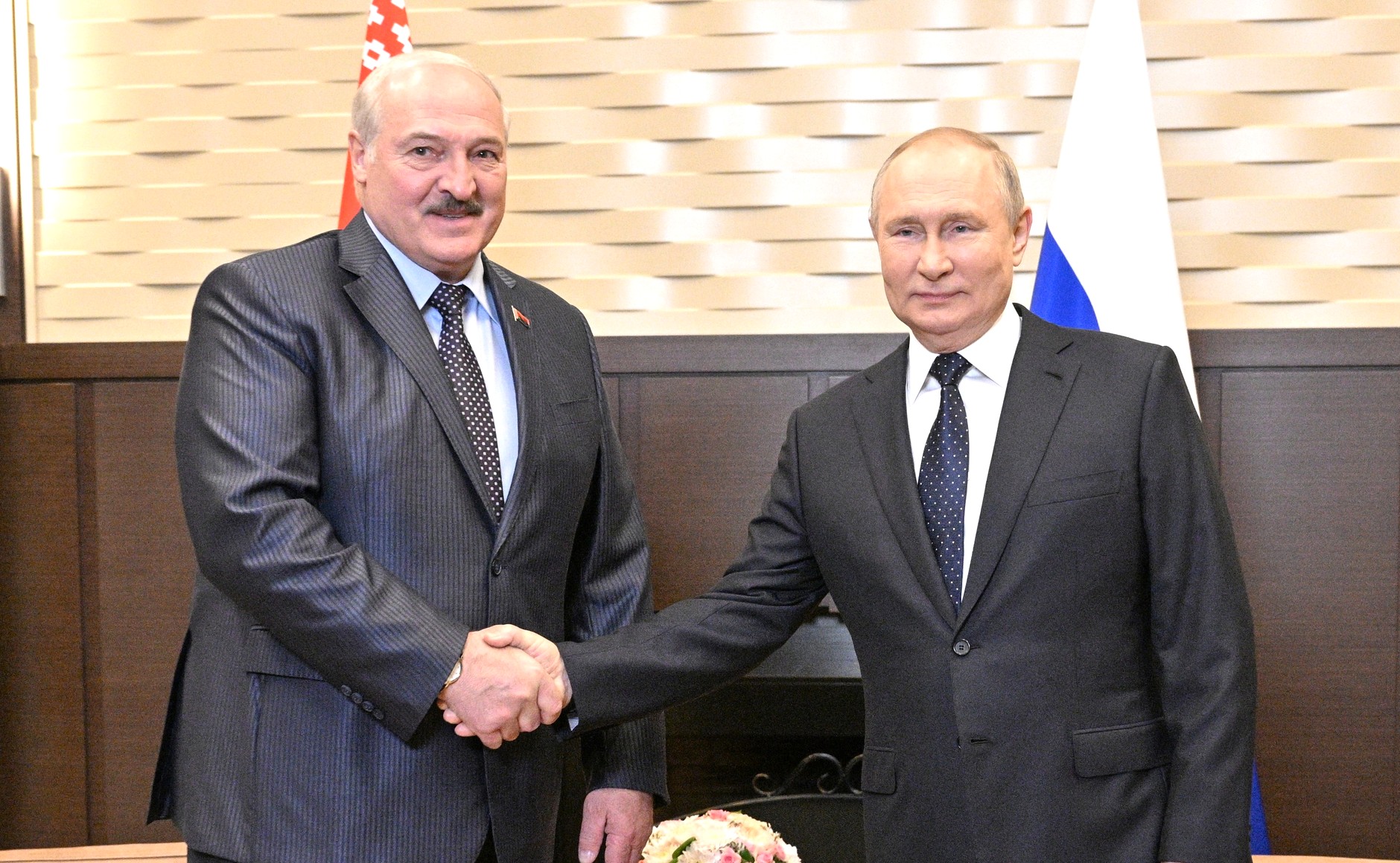 Лукашенко поздравил Путина с Днём России и пожелал россиянам мира