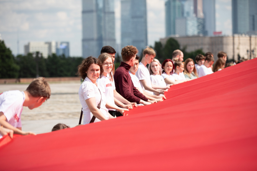 Акция по развёртыванию самого большого в мире Знамени Победы в Москве. Фото © Предоставлено LIFE