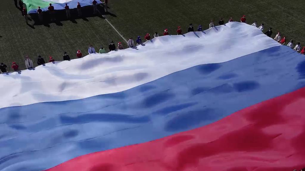 В Хабаровском крае развернули самый большой на Дальнем Востоке флаг России