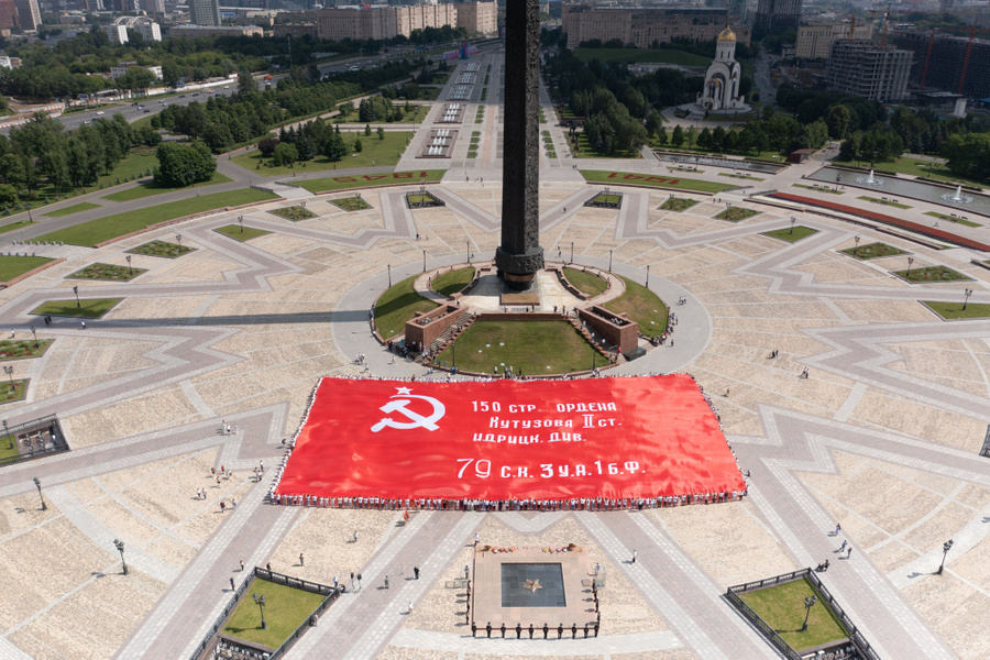 Акция по развёртыванию самого большого в мире Знамени Победы в Москве. Фото © Предоставлено LIFE