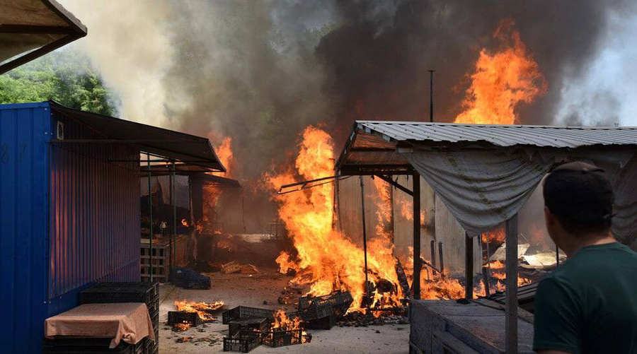 Пожар после удара ВСУ по рынку в Донецке. Telegram-канал "Типичный Донецк"