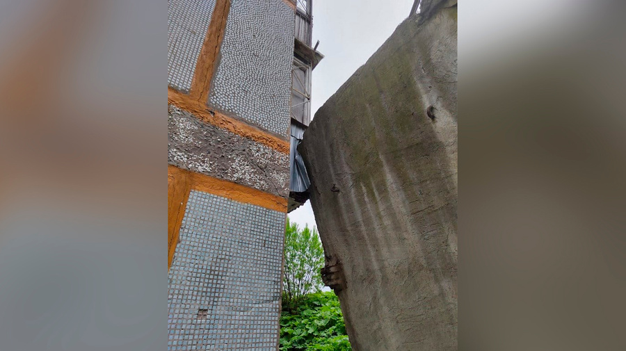 Стена на Сахалине, навалившаяся на многоквартирный дом. Фото © Администрация Долинского района