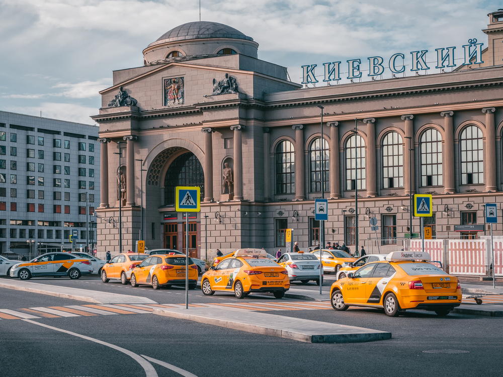 Такси у Киевского вокзала в Москве. Фото © Shutterstock