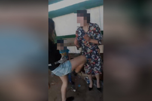 Пинали ногами, рвали волосы: На Урале подростки жестоко избили школьницу и сняли издевательство на видео