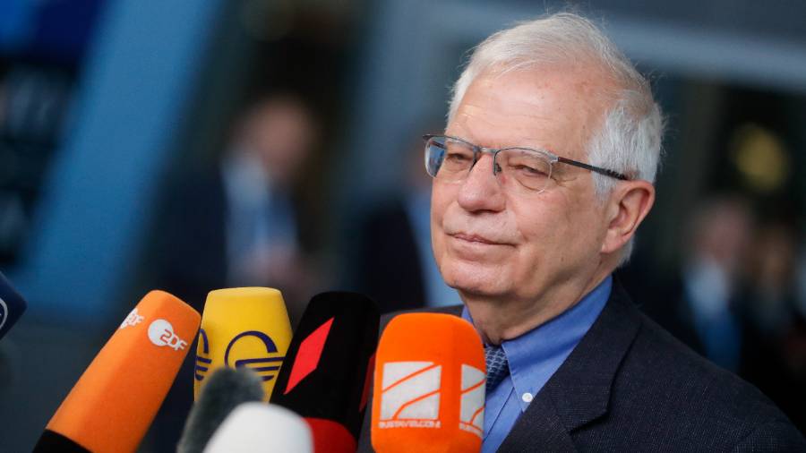 Боррель: Мы должны продолжать говорить с Россией