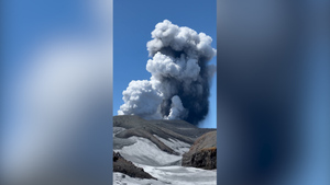"И красиво, и страшно": Туристы обомлели, когда вулкан Эбеко выкинул гигантское облако