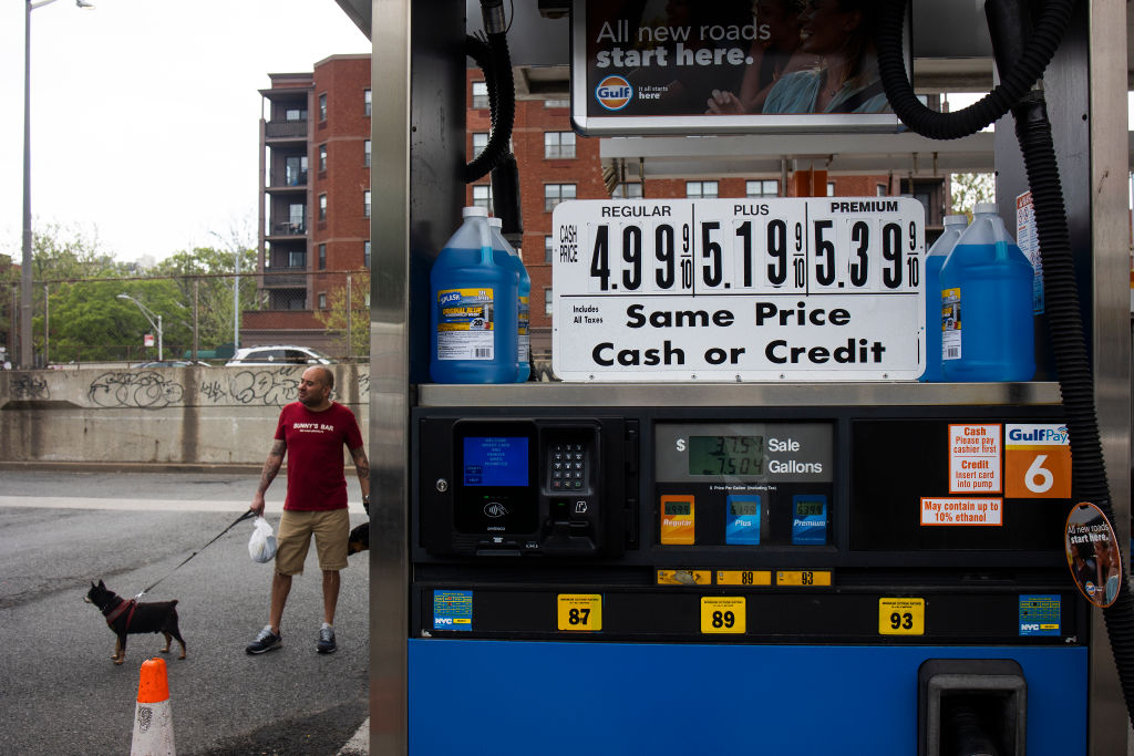 Ожидается, что цены на обычный неэтилированный бензин в размере четырёх долларов девяносто девяти центов будут выше пяти долларов за галлон. Бруклин, США. Май 2022 года. Фото © Getty Images / Corbis / Andrew Lichtenstein