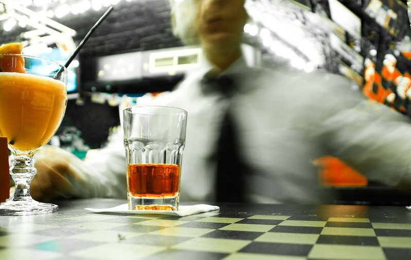 Не только алкоголь: Психолог перечислила вредные привычки, которые со временем портят жизнь