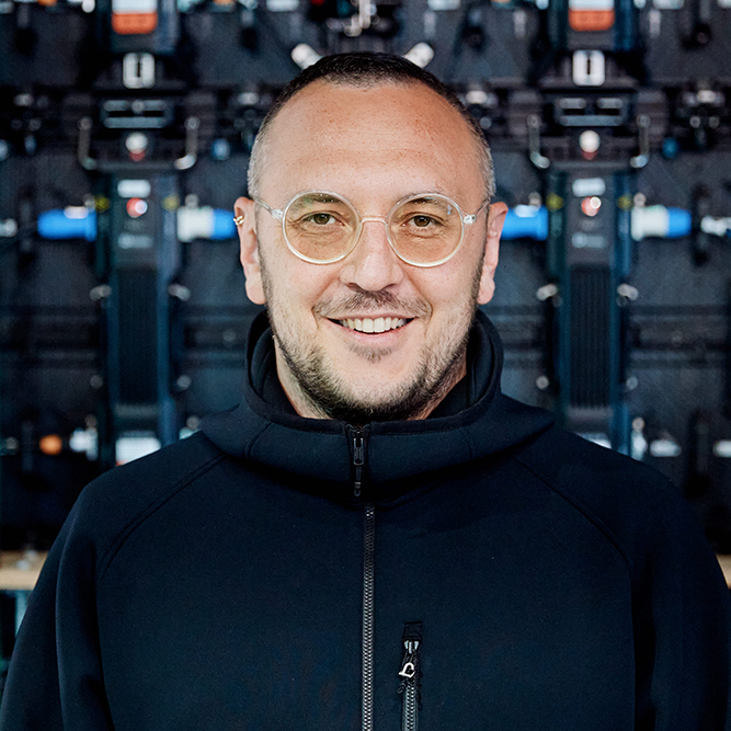 <p>Наш арт-проект — это эмоциональное переживание Арктики. Она предстаёт перед зрителем другой планетой, которую населяют невероятные животные. При создании визуального контента мы стремились передать ощущение особой красоты, которая существует не для человека, а сама по себе. Поэтому зрители увидят не подробные натуралистичные изображения, а образы: толщу воды, кита, проплывающего под толстой коркой льда, и моржа, который выныривает из стены куба прямо на зрителей</p>