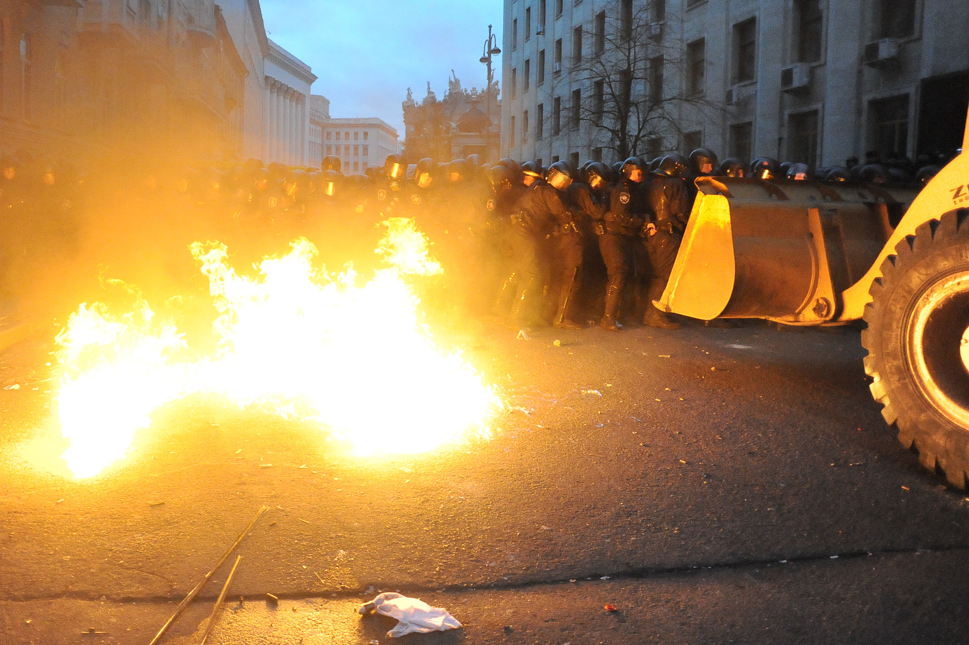ОМОН ("Беркут"), защищающий здание Киевсовета, и протестующие сталкиваются на улице Банковой в Киеве, Украина. 1 декабря 2013 года. Фото © Wikipedia / Mstyslav Chernov