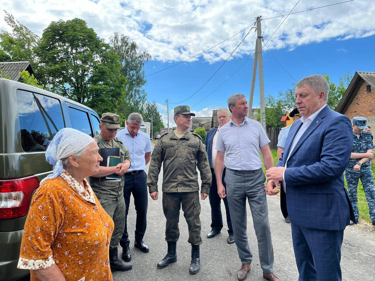 Губернатор Брянской области в обстрелянном селе. Фото © Telegram-канал Александра Богомаза