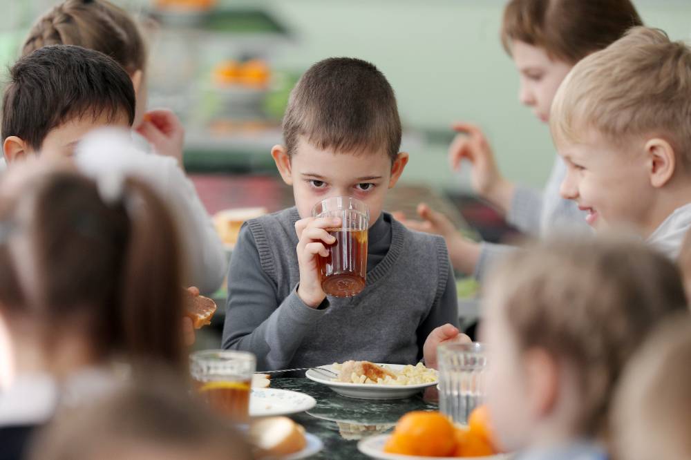 Более 63 млрд рублей направят в 2022 году на горячее питание в школах