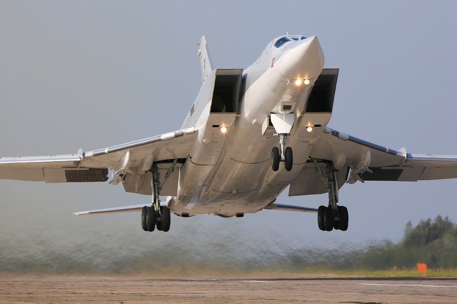 Дальний ракетоносец-бомбардировщик Ту-22М3. Обложка © Минобороны РФ 