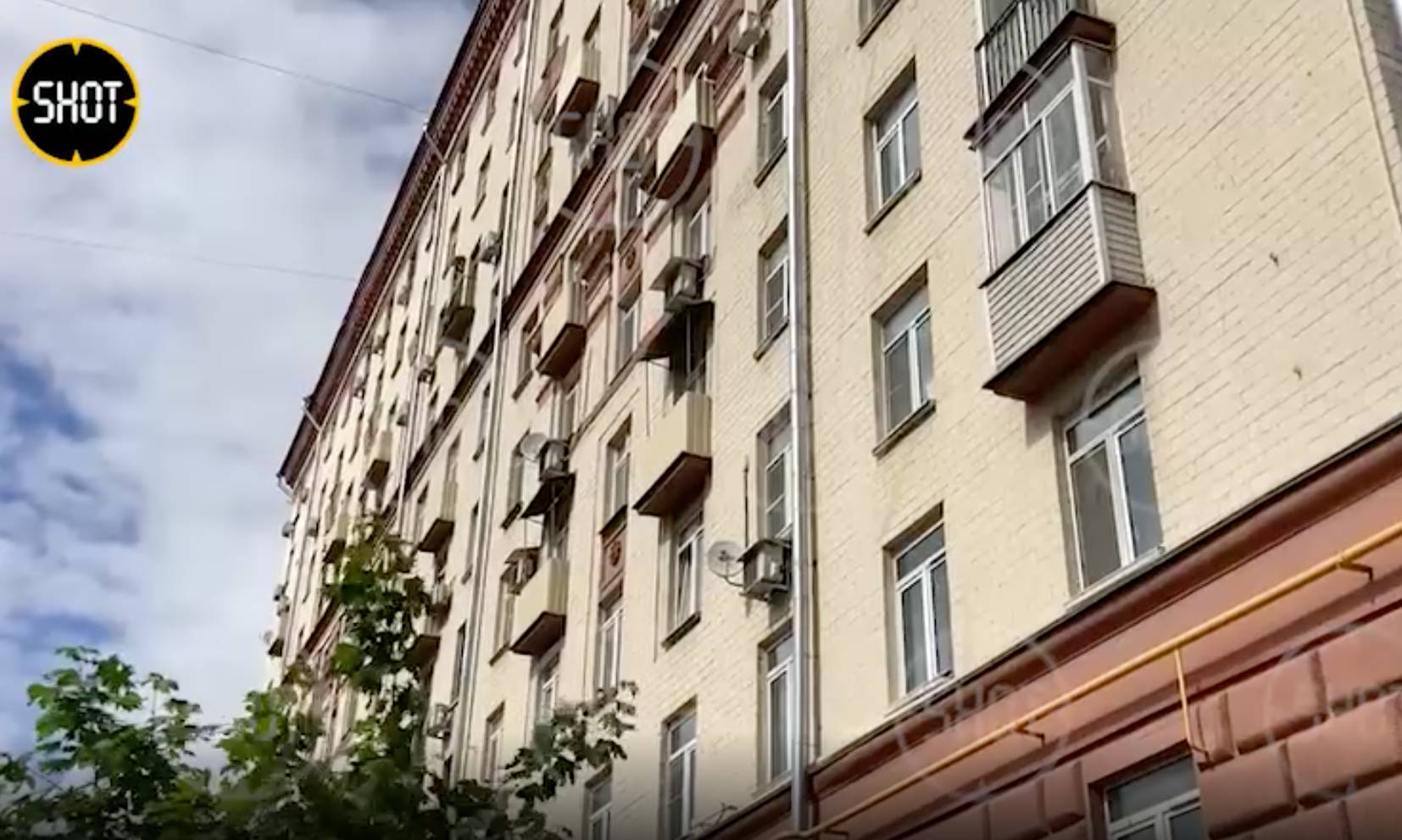 Очевидец рассказал свою версию падения матери с ребёнком из окна многоэтажки в Москве
