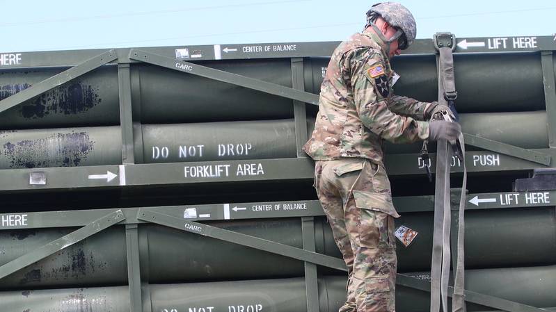 Пентагон не стремится к миру: Антонов раскритиковал США за поставки РСЗО HIMARS Украине