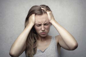 Невролог дал советы, как предотвратить головную боль напряжения
