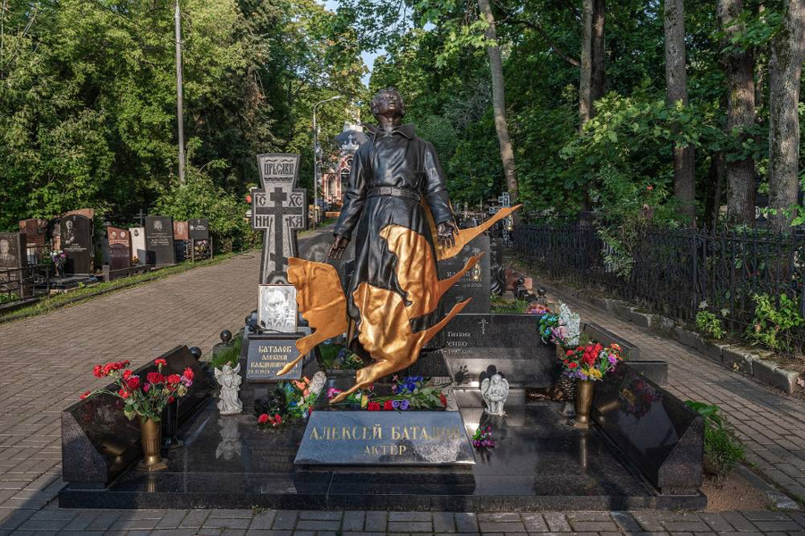 Памятник Алексею Баталову на столичном Преображенском кладбище обошёлся в 3,5 млн рублей. Фото © Wikipedia