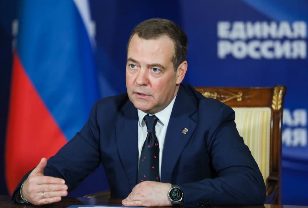 Медведев пошутил об идее пересадить чиновников на 