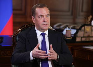 Ценители лягушек, ливера и макарон: Медведев осмеял "бесполезную" поездку Макрона, Шольца и Драги в Киев