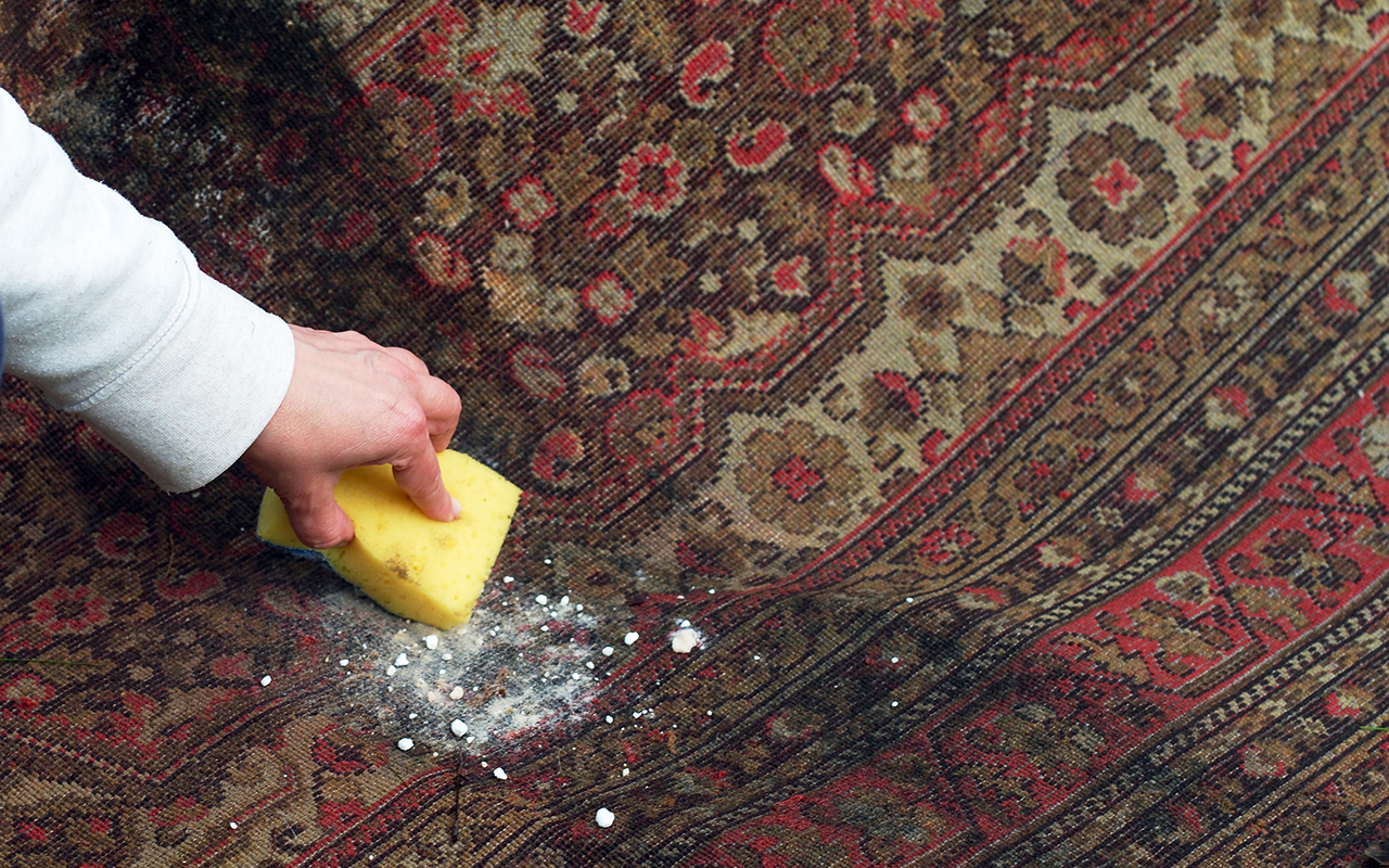 Простой и дешёвый лайфхак от советских домохозяек, который вдохнёт новую жизнь в ваш потёртый ковёр. Грязь с коврика отлично убирается, если использовать соду. Фото © Shutterstock