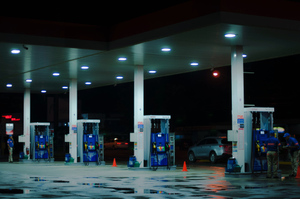 Рекордные цены на топливо "заперли" американцев по домам