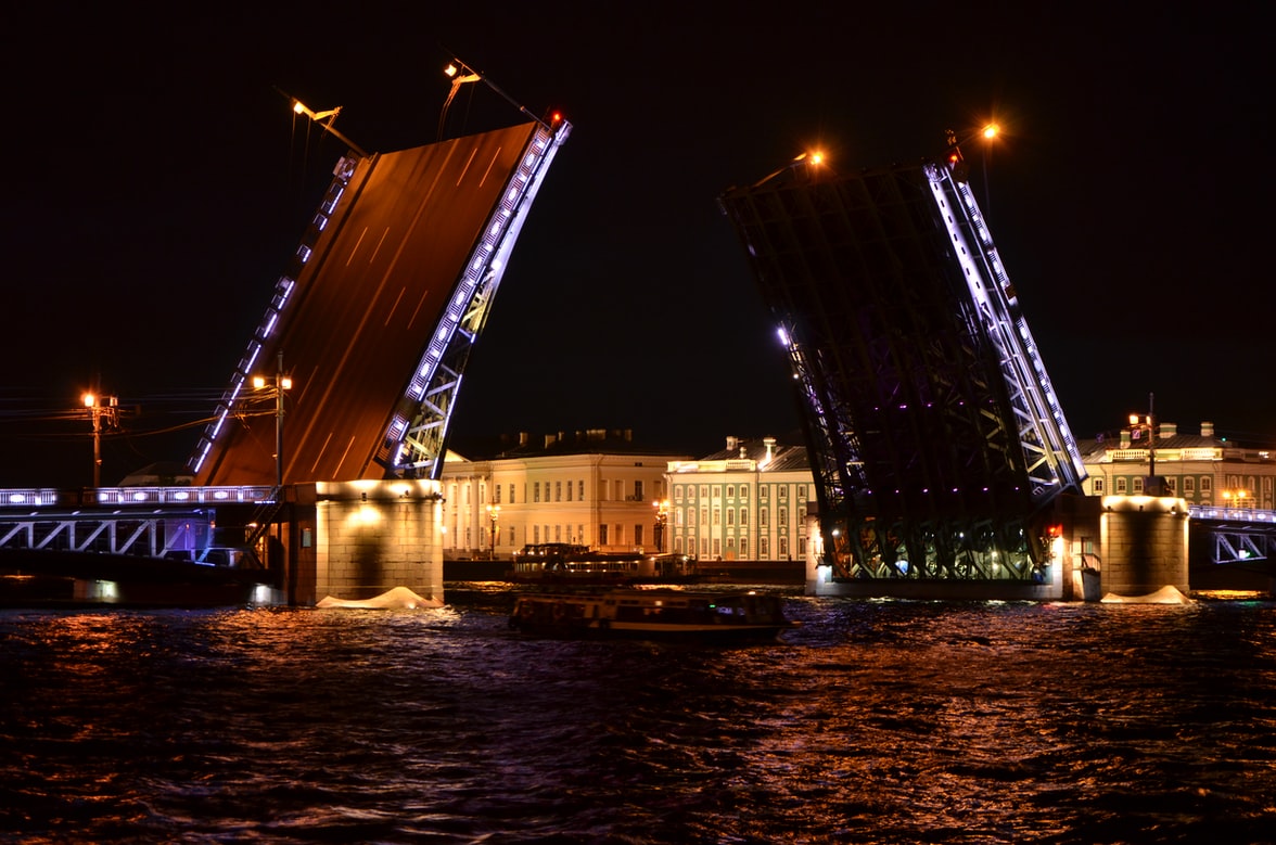 На Дворцовом мосту в Петербурге зажжётся 