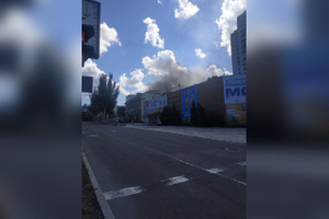 Появились видео с дымящимся от снарядов ВСУ Донецком и прячущимися людьми