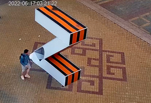 Вандалы повредили Z-инсталляцию в столице Чувашии, но попали на камеры видеонаблюдения