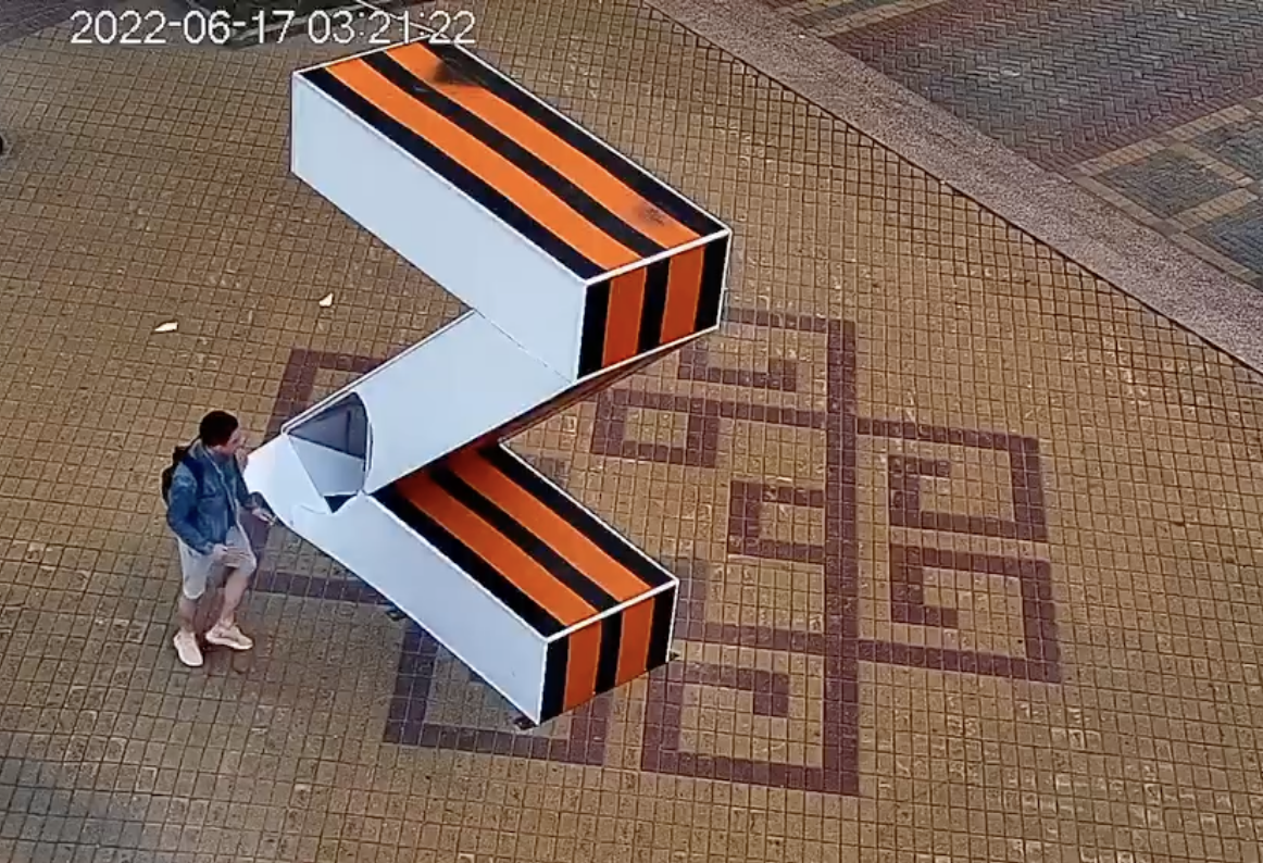 Вандалы повредили Z-инсталляцию в столице Чувашии, но попали на камеры видеонаблюдения