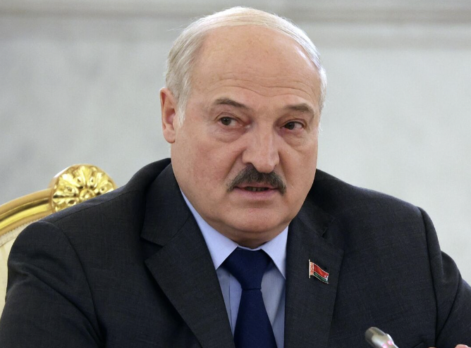 <p>Нам придётся реагировать. Потому что мы не можем допустить, чтобы нас вообще поляки окружили. Это опасный вариант. И я когда-то сказал, что ещё украинцы нас попросят с россиянами, чтобы мы им помогли сохранить целостность. Чтобы не оттяпали</p>