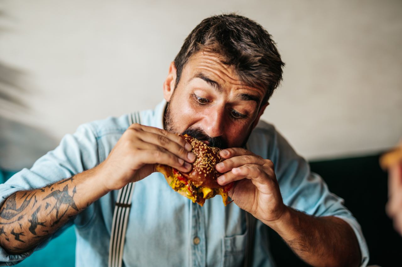 Как мужчина с именем Назар может доказать себе, что цель достигнута, а жизнь прекрасна? Вкусной едой, конечно же. Фото © Shutterstock