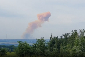 "Гриб" розового дыма поднялся после мощного взрыва близ Северодонецка в ЛНР