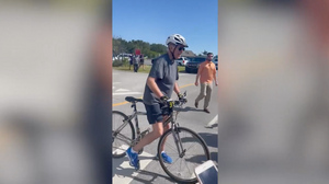 Рухнул на ровном месте: Джо Байден потерял равновесие и упал с велосипеда