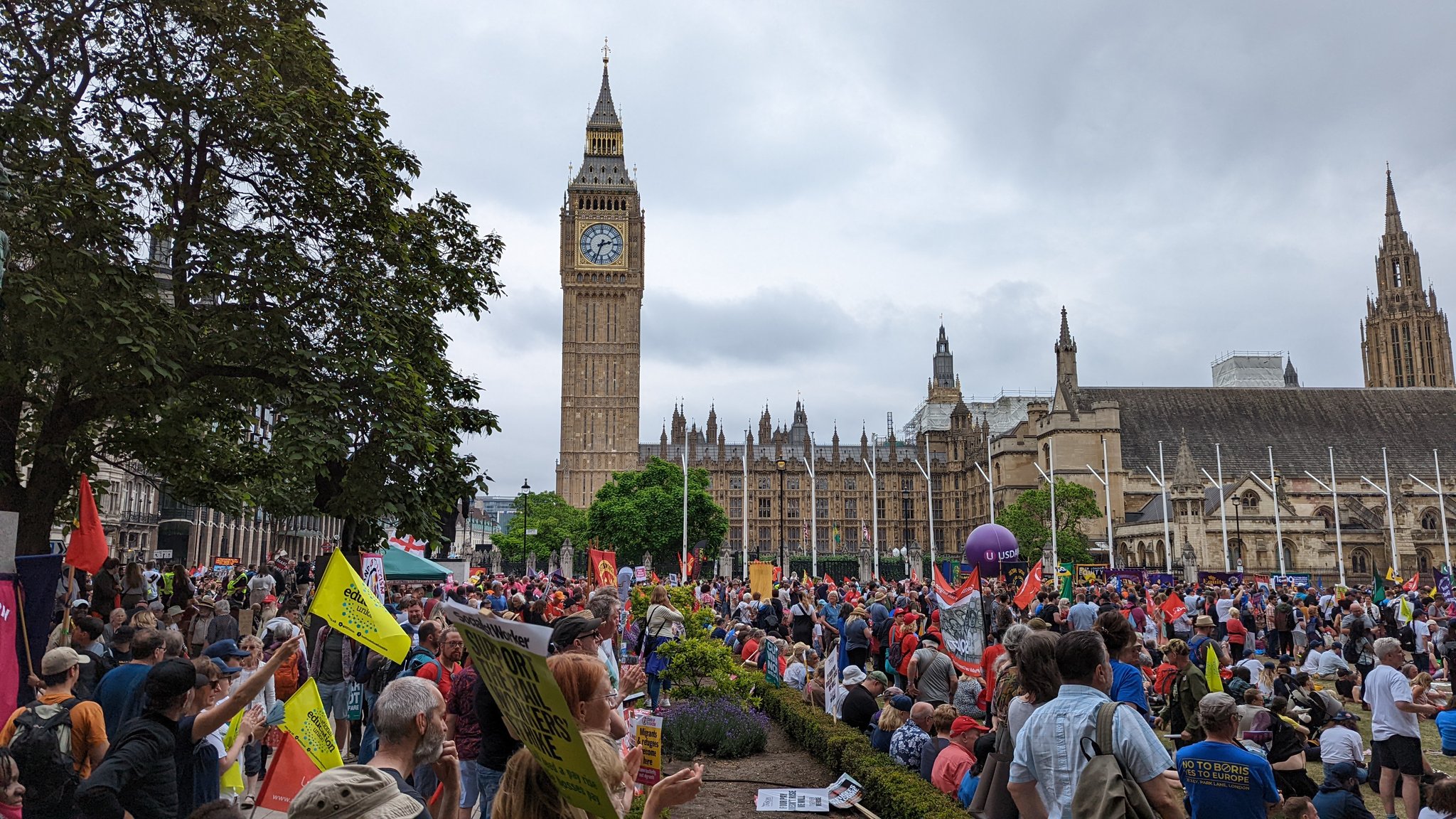 Тысячи жителей Лондона вышли на акцию протеста из-за рекордной инфляции и высоких цен
