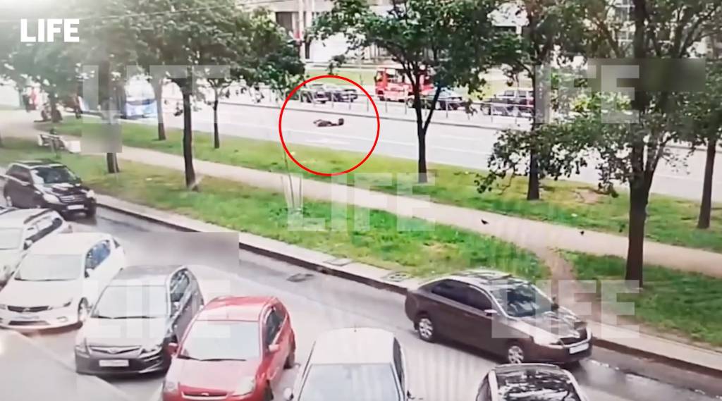 Мотоцикл откинуло на десятки метров: Байкер на огромной скорости сбил женщину на переходе в Петербурге
